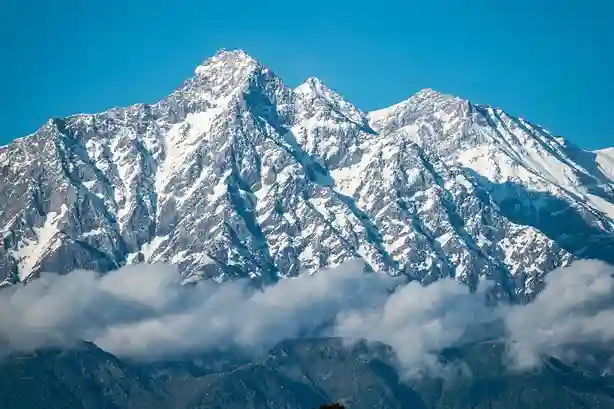 agente di viaggio Vette innevate dell'Himalaya che emergono maestose sopra le nuvole.