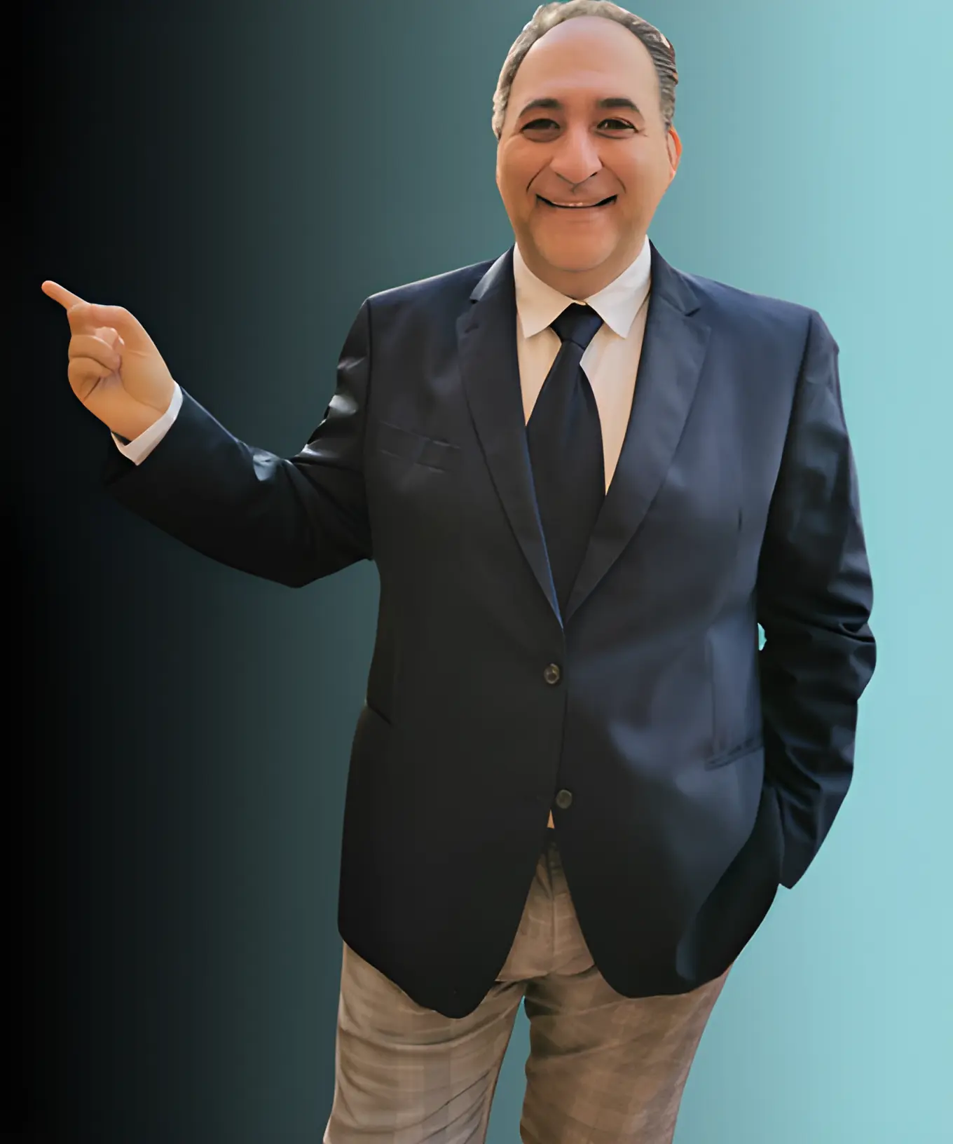 Un uomo sorridente in abito formale sta puntando con il dito verso l'alto, su uno sfondo turchese. Daniele di Capua Esperto di viaggi