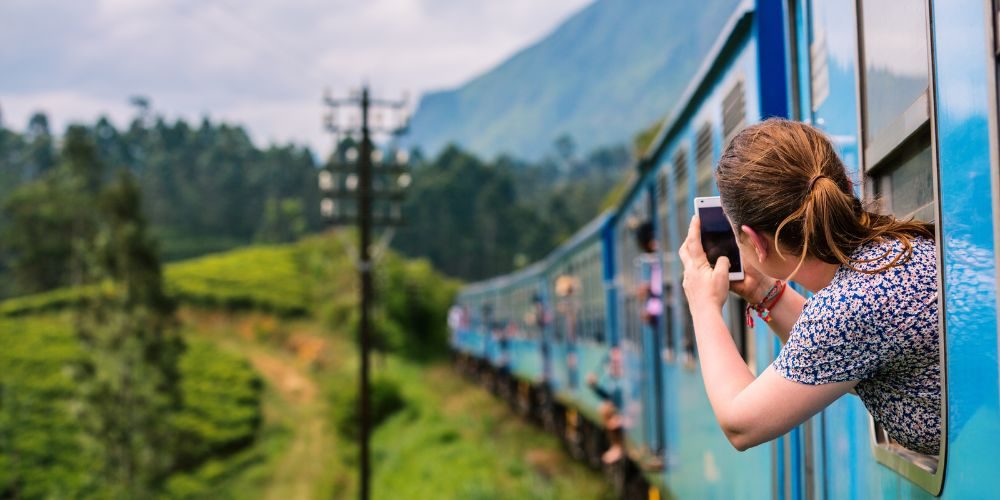 Donna che scatta una foto durante una vacanza in treno panoramico