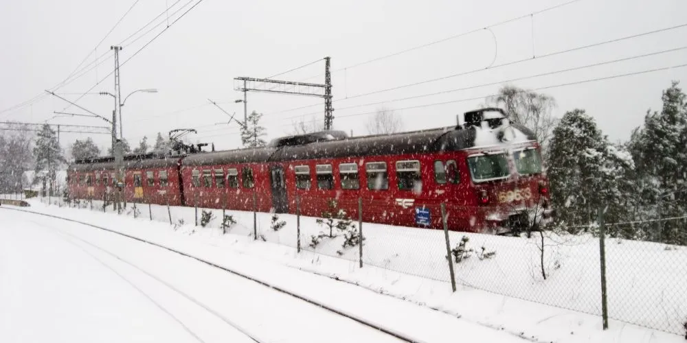 Vacanza in treno rosso, viaggia nella neve per una vacanza invernale